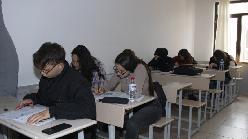 MERSİN BÜYÜKŞEHİR BELEDİYESİ, DEPREMZEDE ÖĞRENCİLERİ KURS MERKEZLERİ’NDE SINAVA HAZIRLIYOR