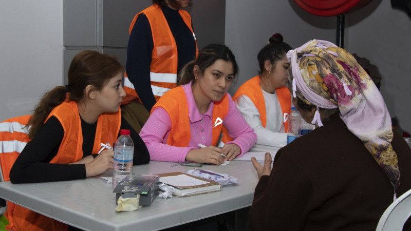 BÜYÜKŞEHİR, YÜZLERCE GÖNÜLLÜYLE DEPREMZEDELER İÇİN ÇALIŞIYOR