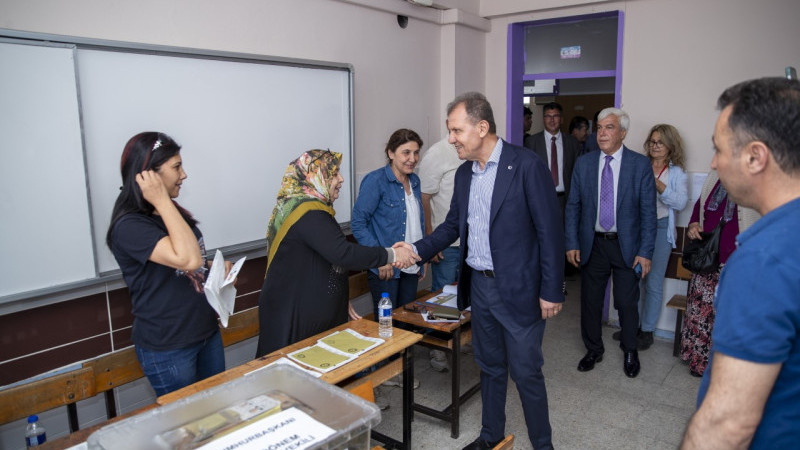 BAŞKAN SEÇER, GENEL SEÇİMLERDE OKULLARI GEZDİ