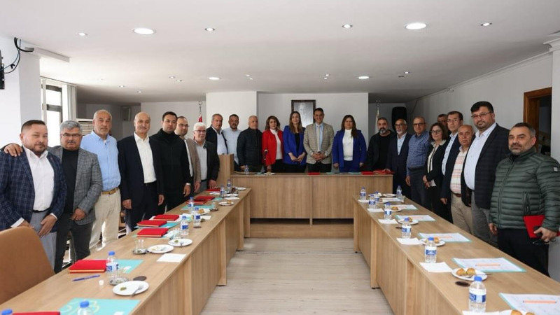 Altunok’tan meclis üyelerine plaket