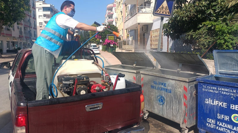 SİLİFKE BELEDİYESİ ÇÖP KONTEYNERLERİNİ İLAÇLA TEMİZLİYOR 