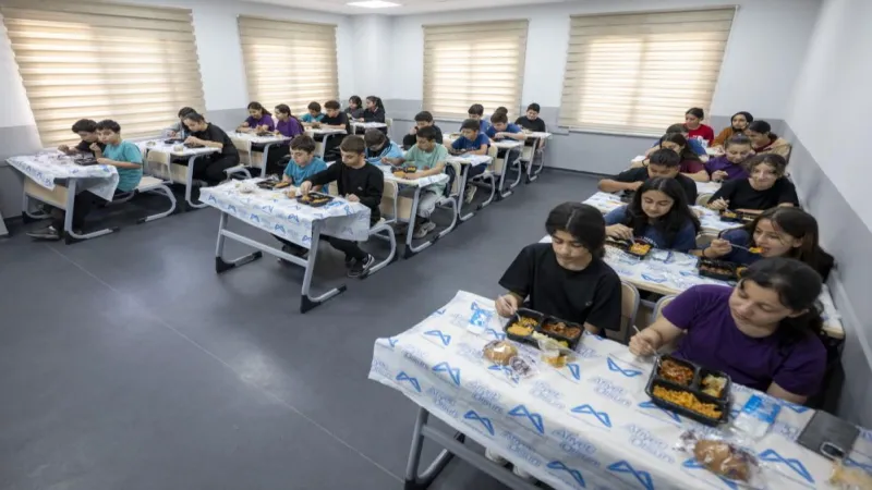 Mersin'de öğrencilere hem eğitim hem sıcak yemek desteği